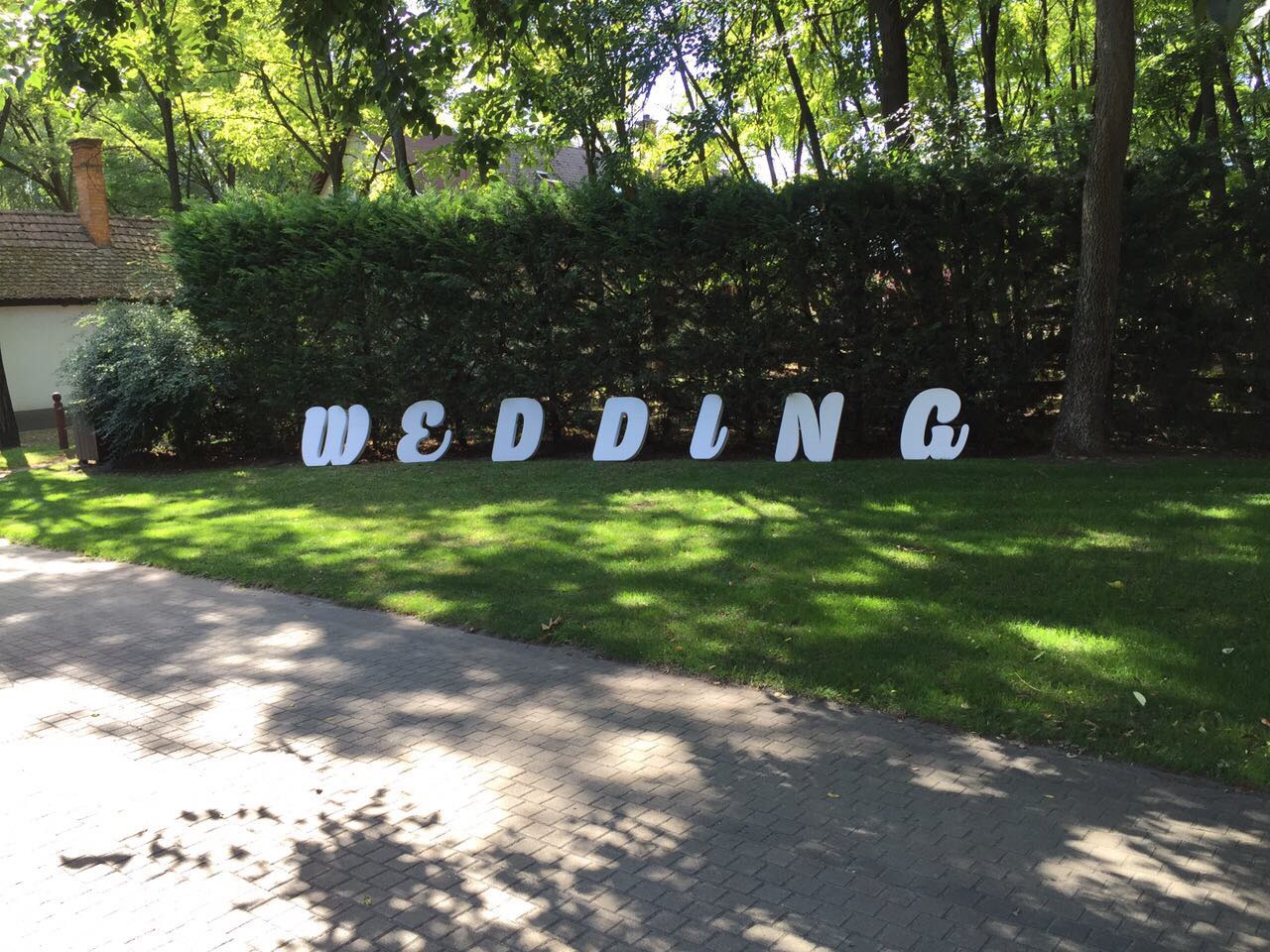 Rendelés-bérlés és készlet-elérés emailben a tiptopdekor@gmail.com vagy telefonon a +36305429585.